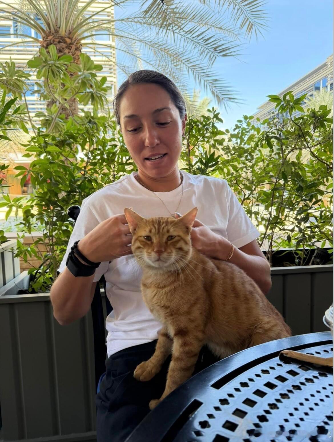 佩古拉撸的不会是我们的狸花猫吧佩古拉一般玩🐶，很少看到她撸🐱的，这个是狸花猫