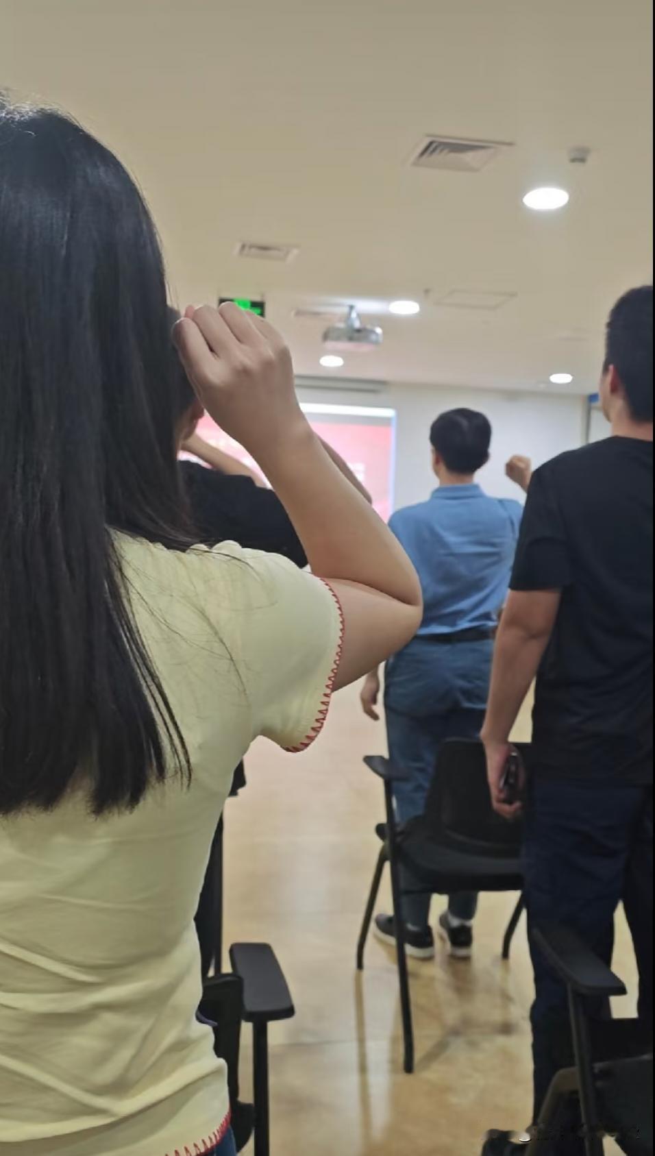 同事李姐的女儿高考648分，重庆医科大学毕业。现在，家里蹲，才学完科目四宣誓完