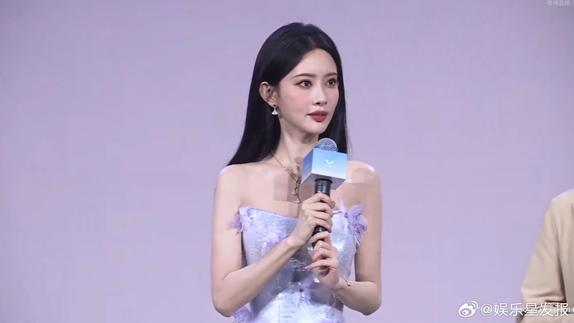 孟子义说缤果S好看又好用孟子义一身流光礼服，和新车的风格搭得恰到好处。镜头里她