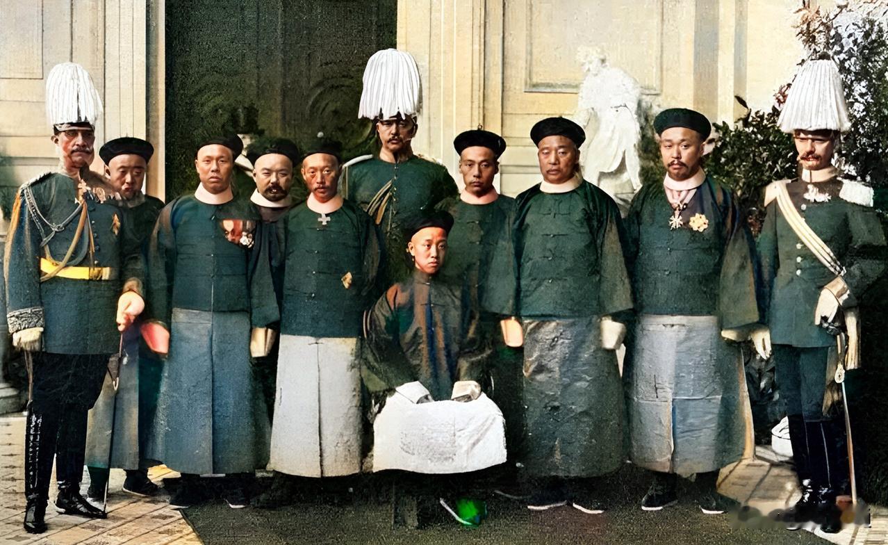 晚清，醇亲王载沣率众到德国向德皇威廉二世赔罪。因为，德国公使克林德被神机营恩海开