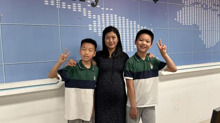 山东，一怀孕35周的老师出教室去接水时，不慎滑倒，因其挺着孕肚活动不便，尝试多次
