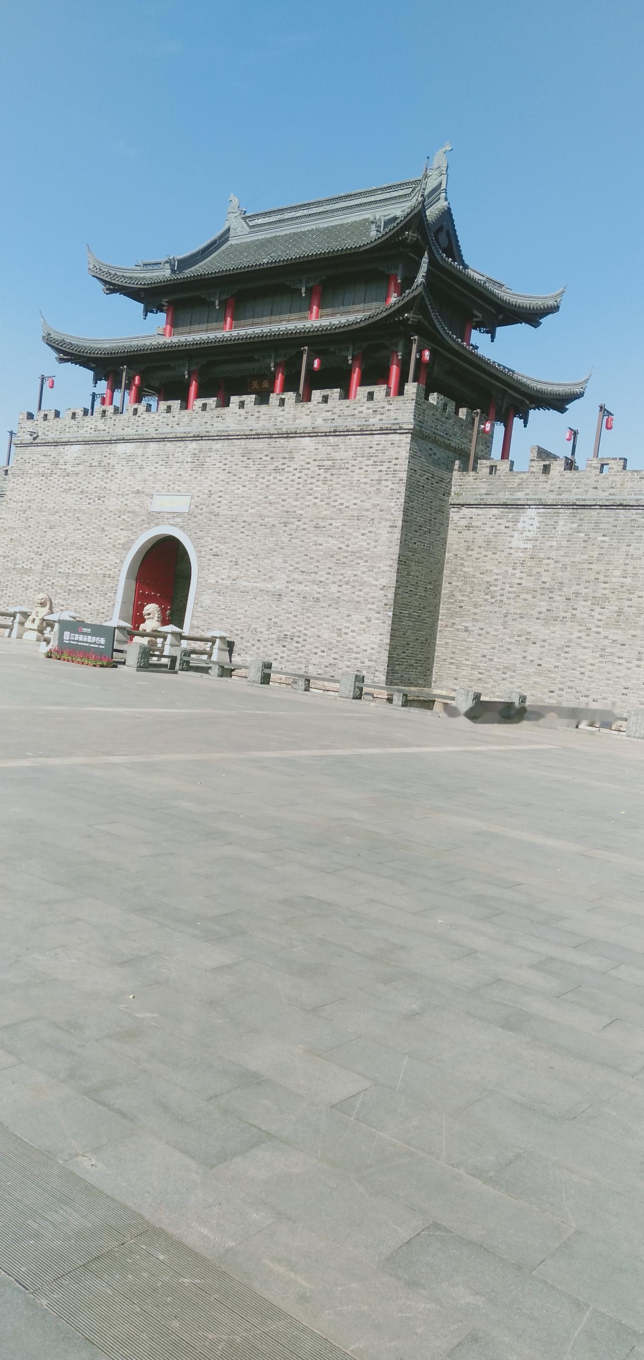 5月30日，辽宁大连一停车场20辆待交付的新能源汽车被烧，现场惨不忍睹，部分车只