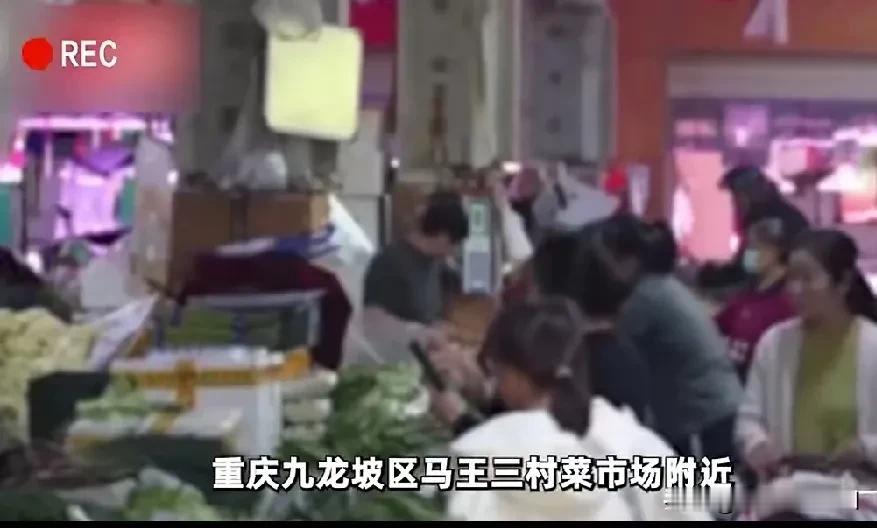 重庆九龙坡这位女子真的疯了，既然离婚了就好聚好散。非的一棵树吊死，她的丈夫申某躲