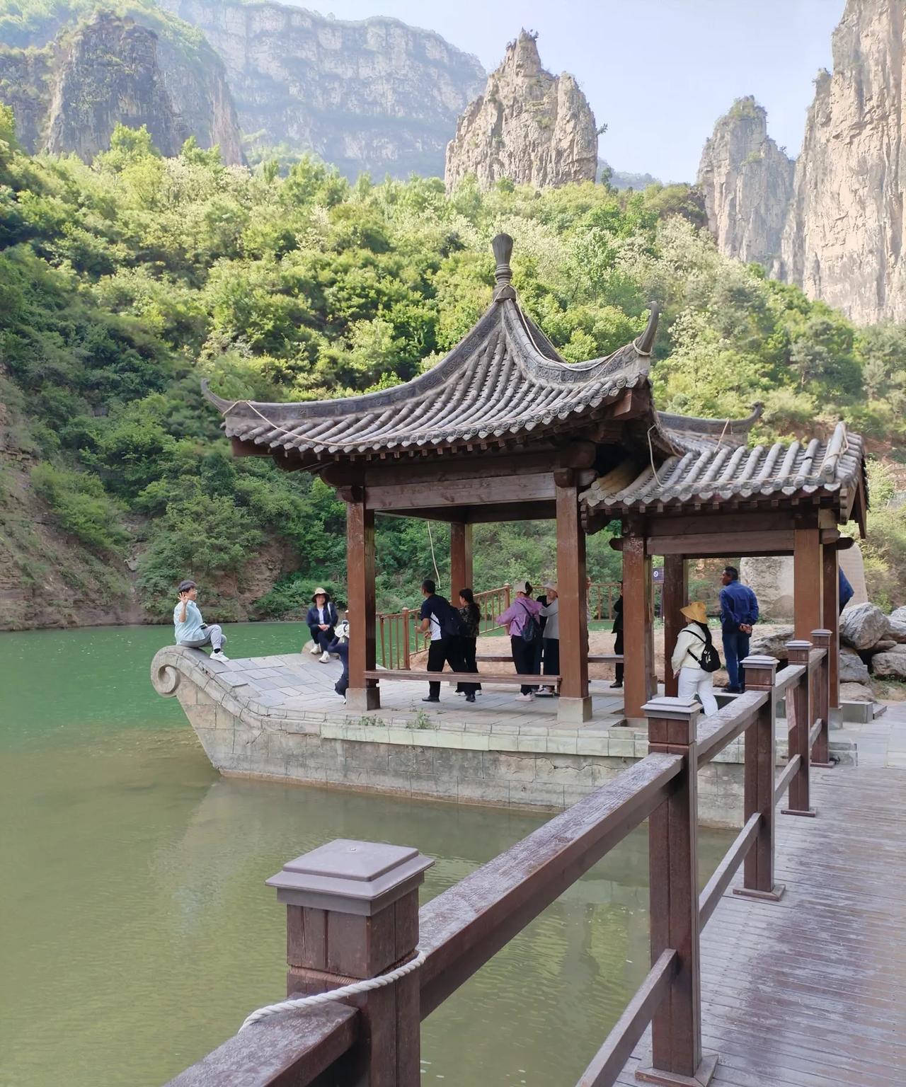 今天晨练，我在公园山下亭子里休息。这时，从山上下来两个人，一男一女，年龄相仿有四