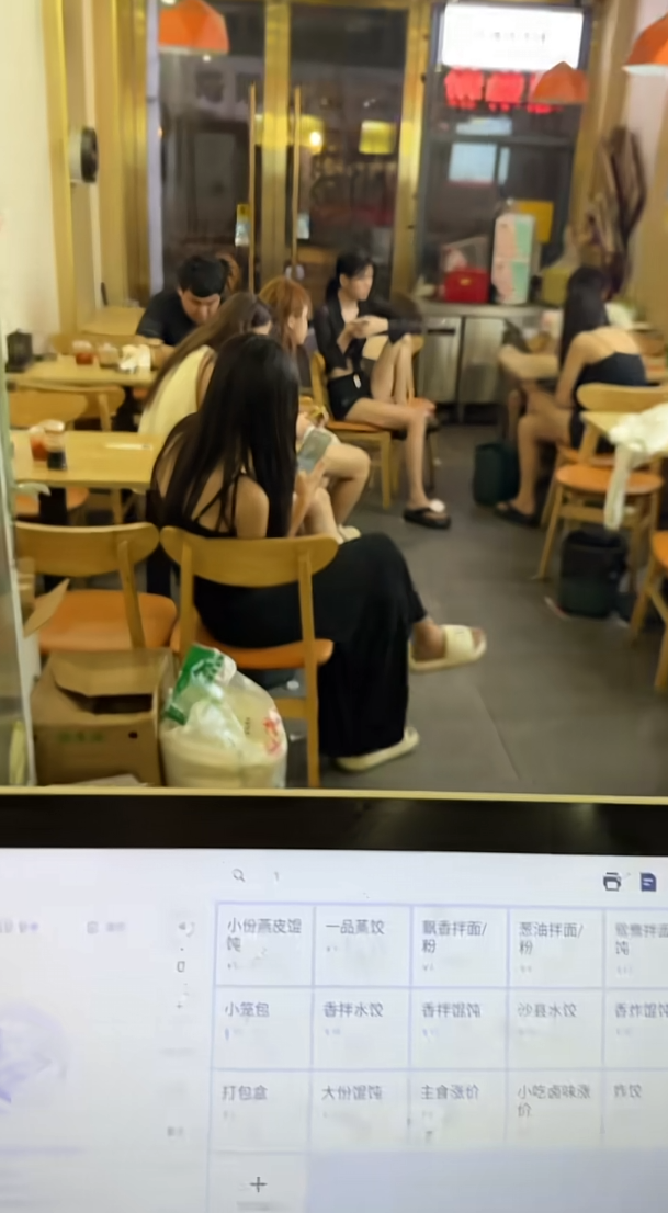 本来快要下班了，来客人了我也不敢说[裂开]