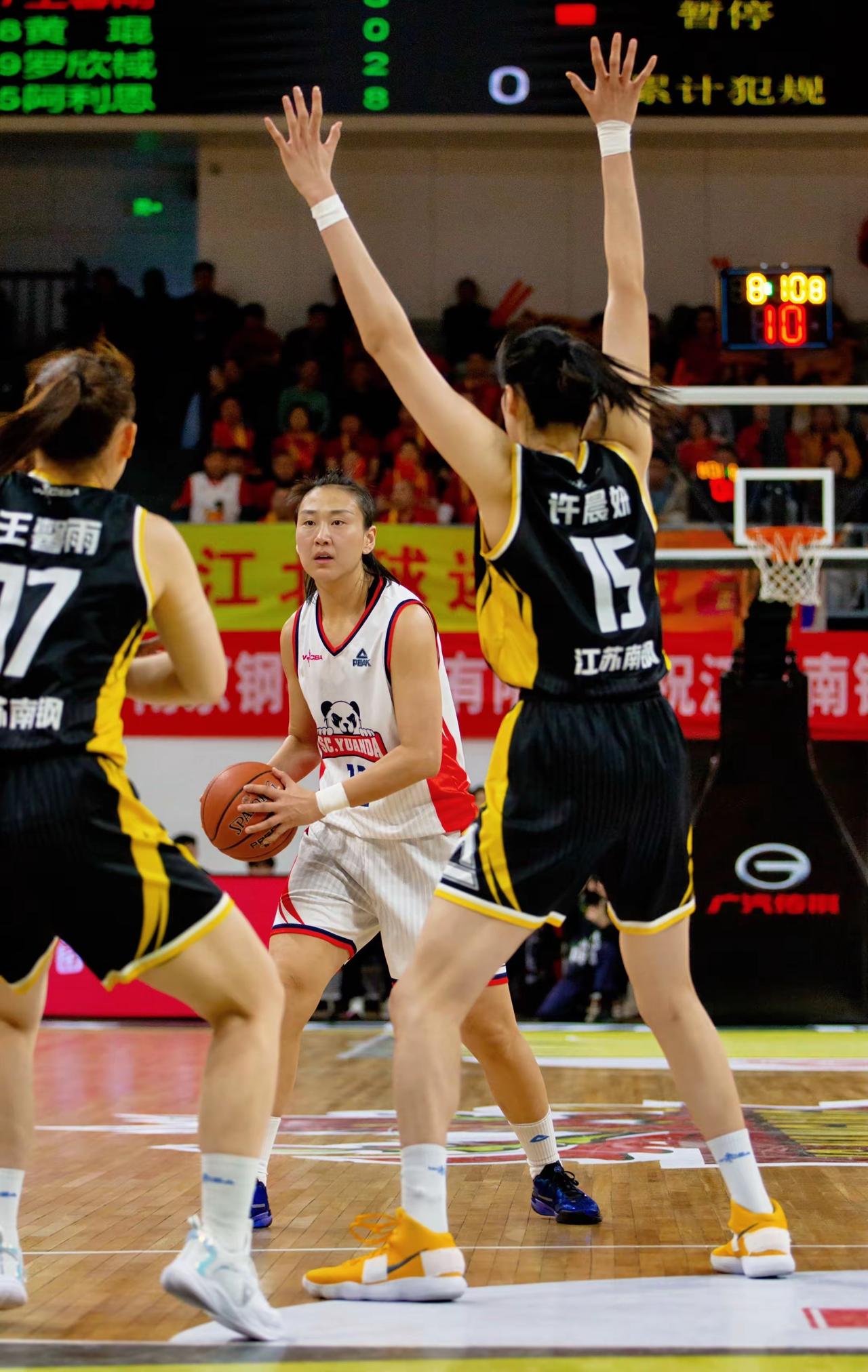 江苏女篮和四川女篮阵容的纸面比较先看内线球员，那四川女篮肯定稳压江苏女篮一头