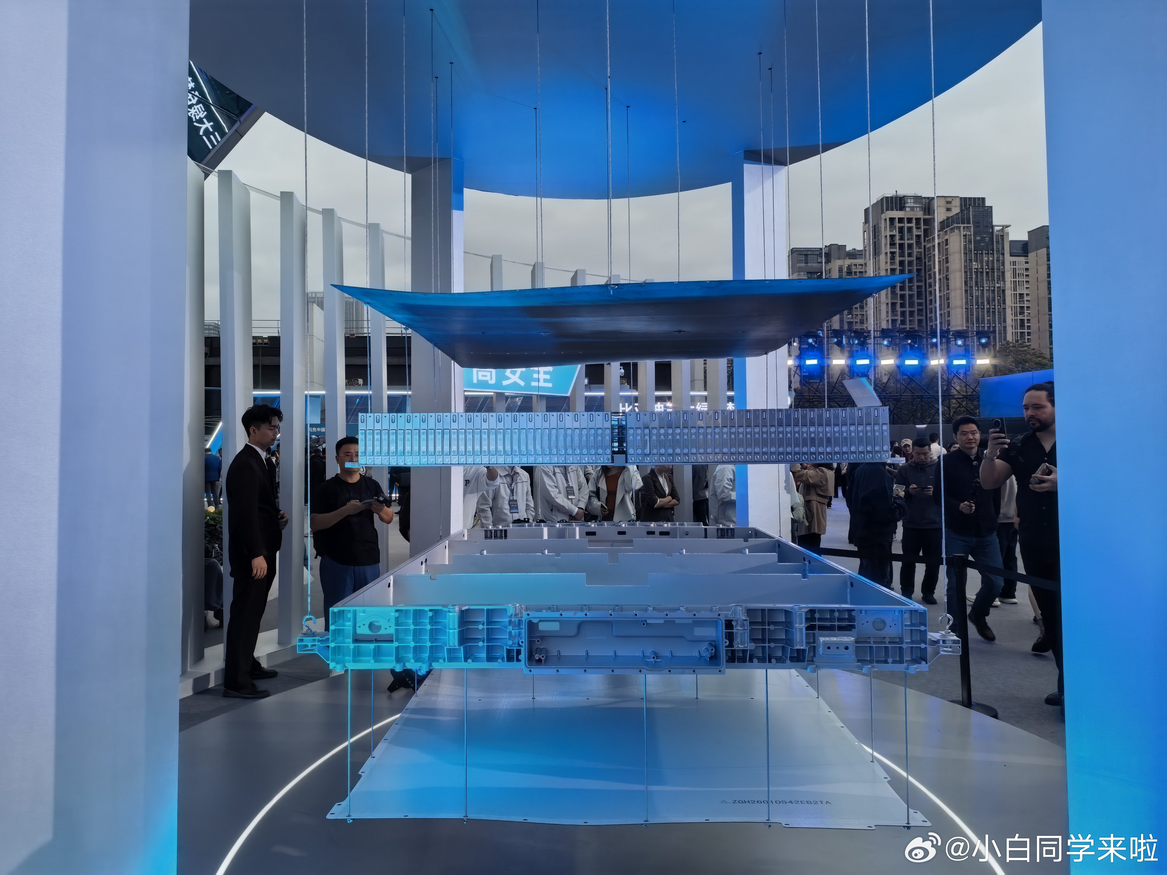 来到了比亚迪第二代刀片暨闪充技术发布会现场，外场摆放了比亚迪二代刀片电池模具。展