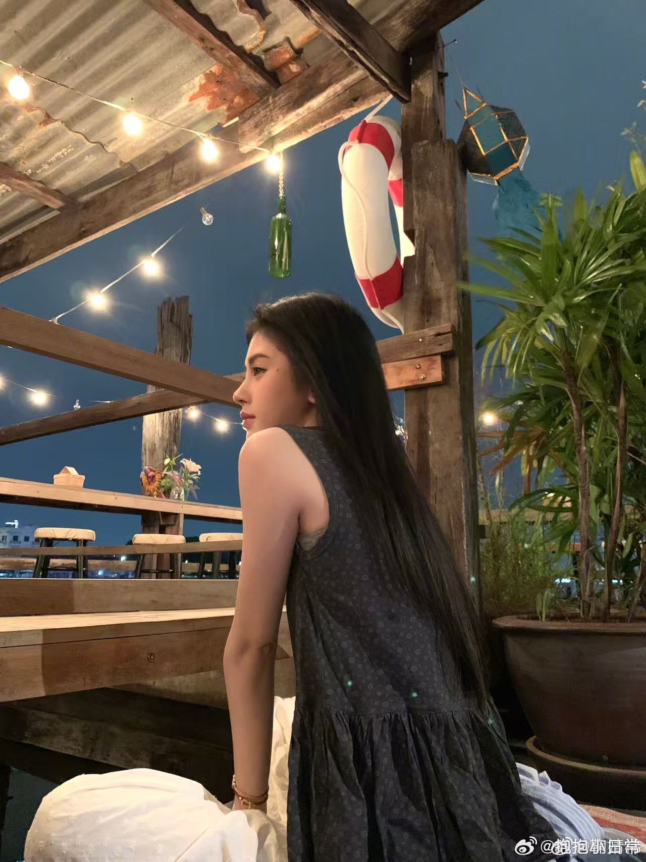 鞠婧祎发了一个表情包鞠婧祎思考emoji就一个思考的表情包，都能被鞠婧祎发出不