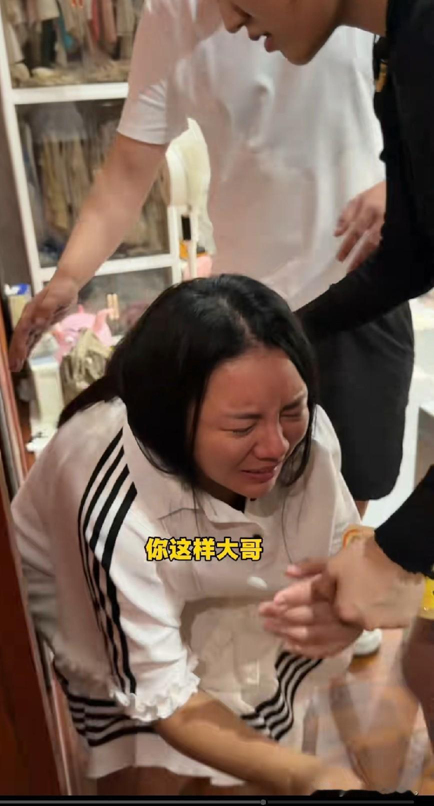 小故事！看到小喵把自己圈到屋里，一会哭一会笑的，真是无语了。外人看小