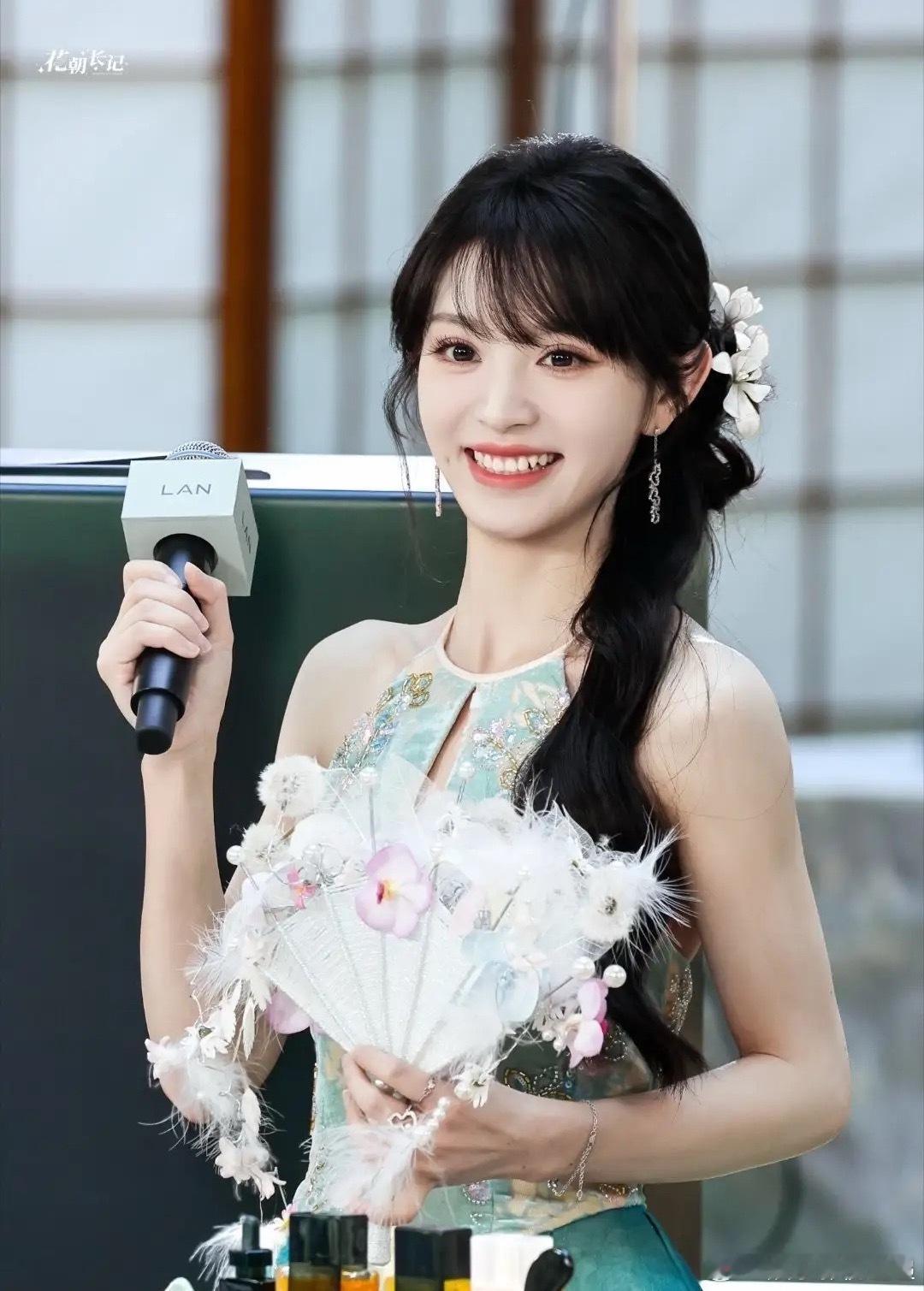 田曦薇终于尝到红利了《逐玉》热播第一个线下商务周三的商场都能够涌来这么多的人，这