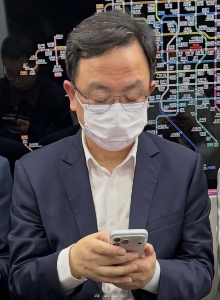 王传福坐地铁参加北京车展，又被路人拍到了，看了一下用的手机，是iPhone17
