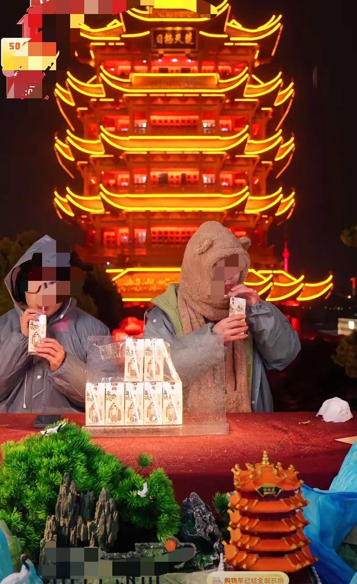 凄风冷雨中，曾经的繁华是梦。昨天武汉风雨交加大降温，黄鹤楼上着实有点冷。