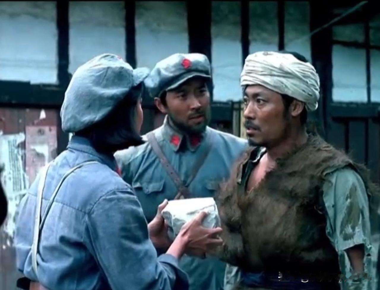 八十年代初，在大学里的露天电影场看过一部优秀的战争电影，当时就觉得很真实，服装道