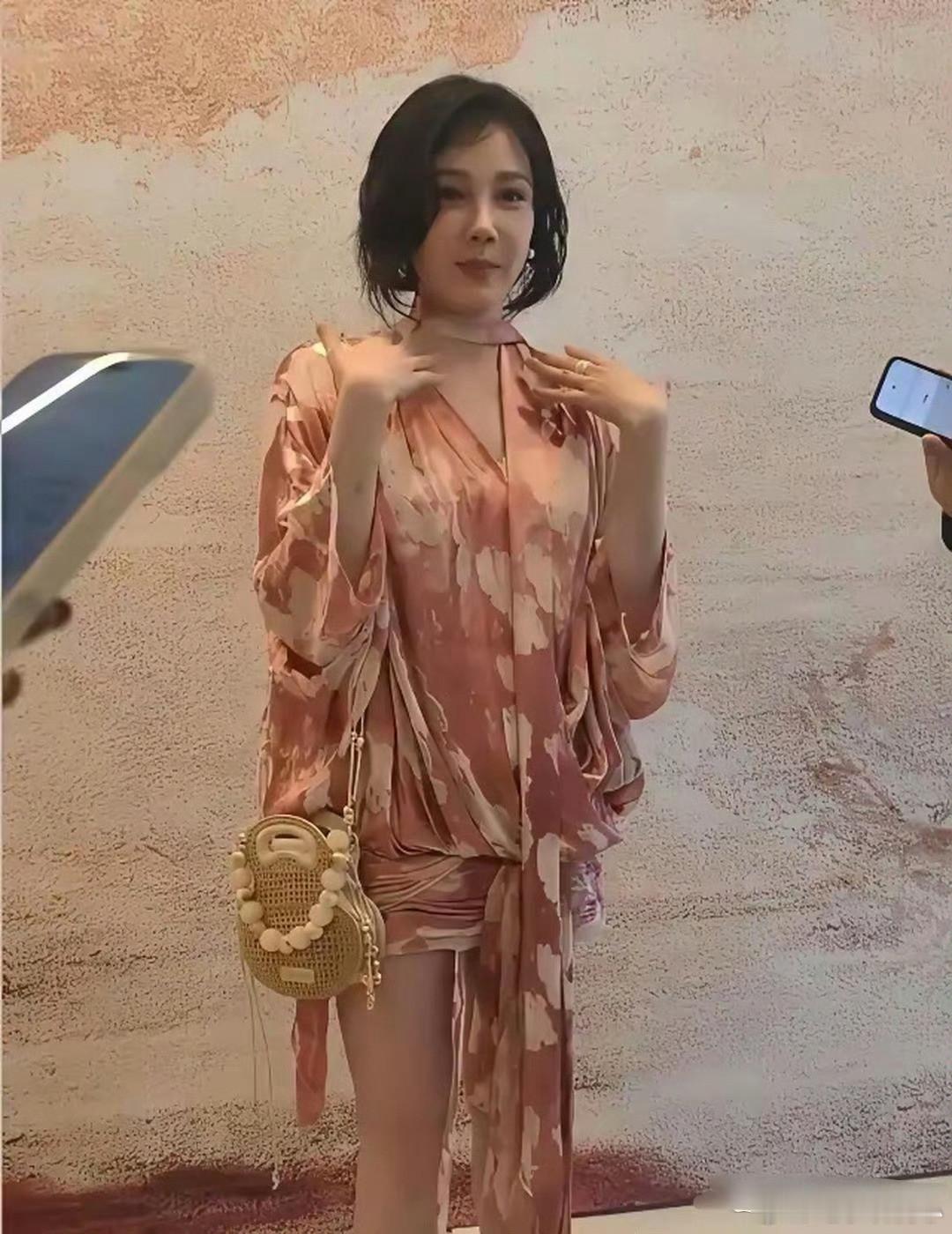 陈小纭这也太夸张了，大腿小腿几乎一样细，看起来好精致