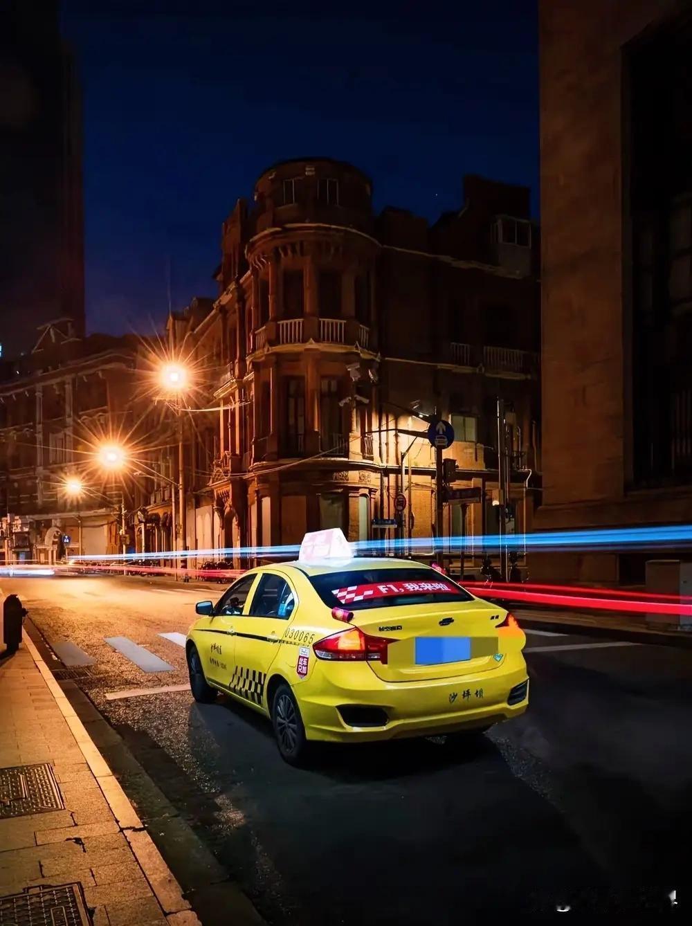 贵州男孩深夜打车遇暖心事！余额不足司机一句话破防，妈妈后续操作全网狂赞深夜