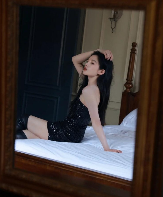 99后美女张婧仪黑色深V诱惑，时尚与实力交织的魅力绽放张婧仪作为1999年出