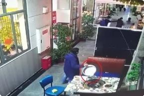 重庆江津五人组吃霸王餐竟连锅端走！监控拍下蓝衣男拎锅狂奔瞬间，店家苦笑：锅比饭钱