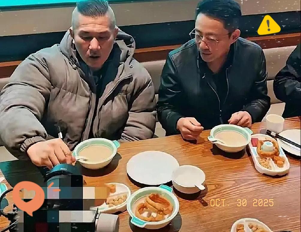 明眼人早就看透了。湾湾馆长这次来北京,看着块头挺大,其实心里慌得很。网上好多人