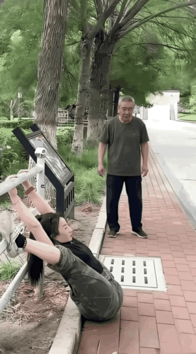 大爷这是“人老心不老”啊。人家美女在这锻炼身体，拉个V字码。你这看就看吧，蹲下来