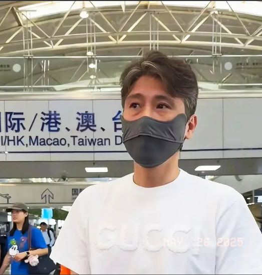 仅仅六天差别也太大了吧！李乃文头回在机场被拍到那天，活脱脱就是个遛弯儿的大爷。