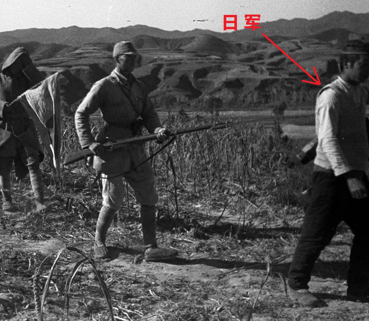 这是一张难得一见的照片，一名八路军成功俘虏了一名日军。照片走在最前面的是日军，而