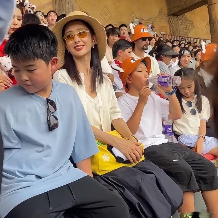 这热搜有病…孩子随父母不是很正常吗，搁这扯什么离婚不离婚的，整个跟怎么着似得。佟