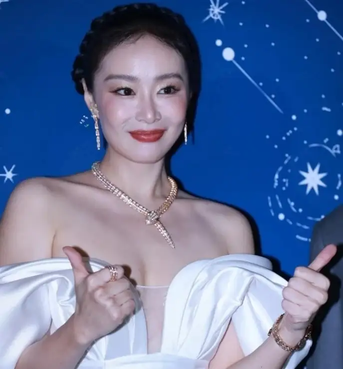 高叶这状态简直绝了！37岁的她面部状态宛如30岁，颜值妥妥逆生长。走红毯时她真