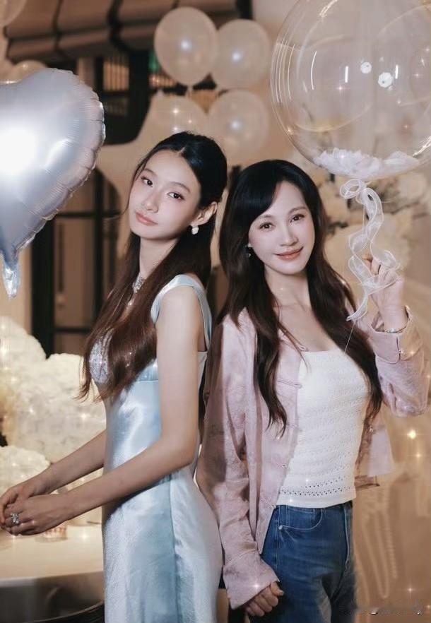 杨雪为女儿庆祝生日，星二代真的比普通人的孩子成熟很多，我是一点都没看出来小姑娘才