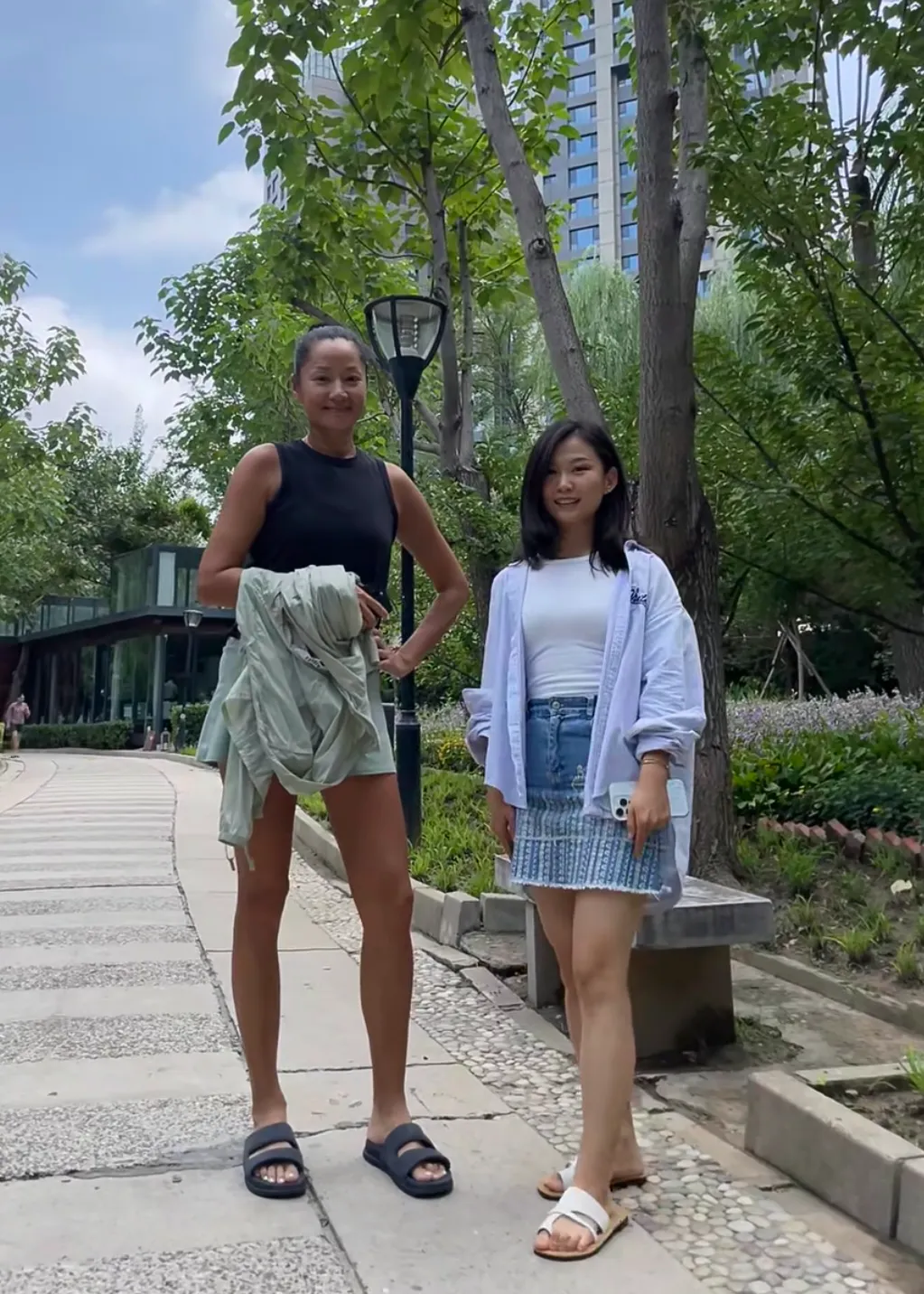 54岁瞿颖公园偶遇，皮肤黝黑身材爆好，看着好美好健康！
