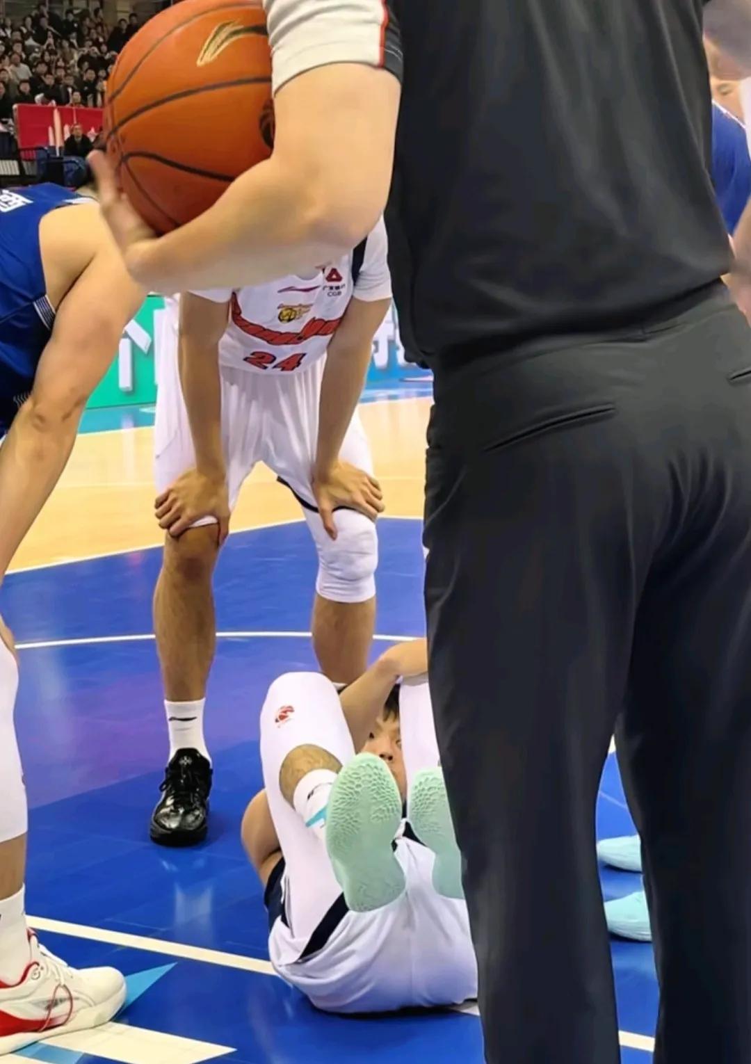 打青岛这场比赛，徐杰膝盖被碰了一下倒地，一度让球迷揪紧着心，还好没事。对手王奕