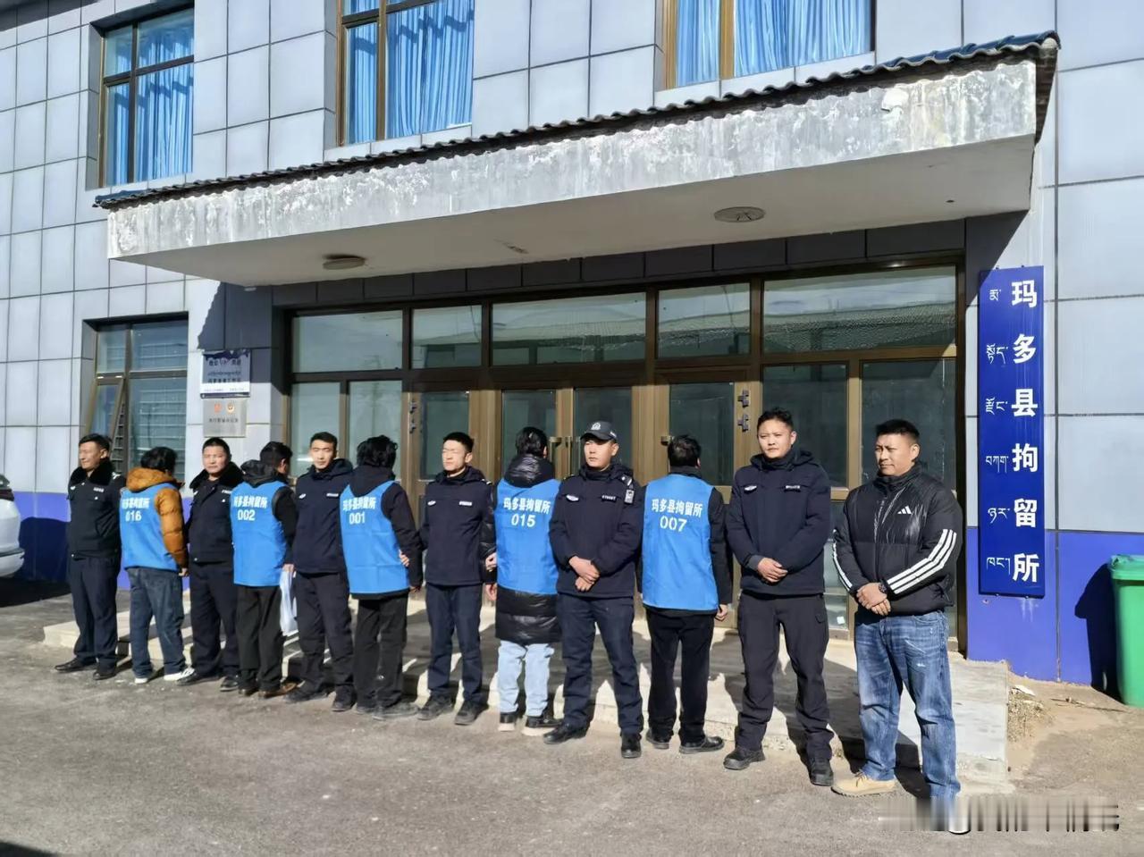 青海6名男子民房里被抓，原因竟是…最近果洛州玛多县黄河派出所民警巡逻时，盯