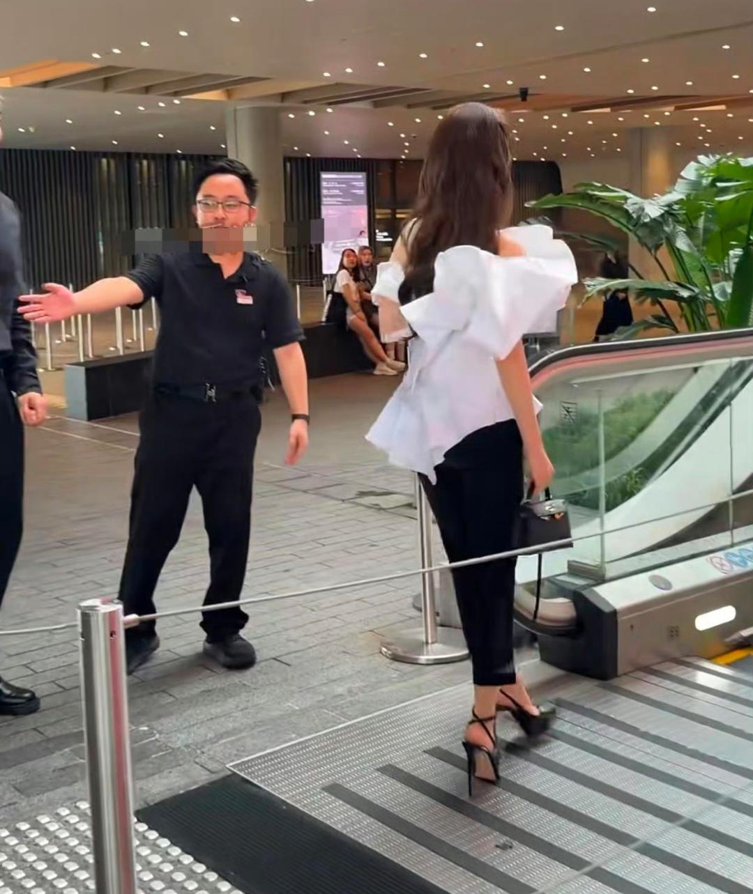 网友偶遇天王嫂拍下的照片！路人角度下的天王嫂长相一般，身材小巧，甚至穿着15公
