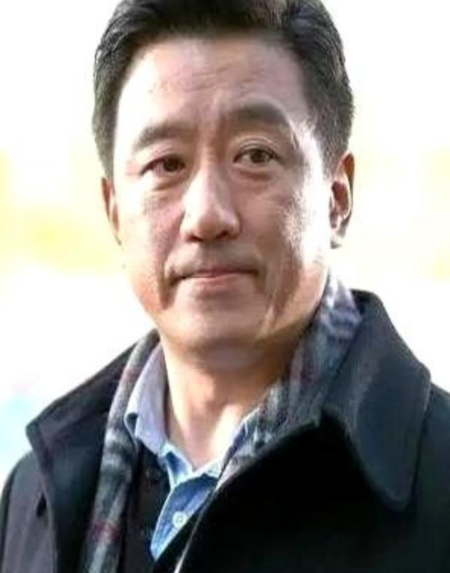 拍《中国刑侦一号案》到一半，主演把剧本砸在导演桌上，不加50万就立刻走人！导演