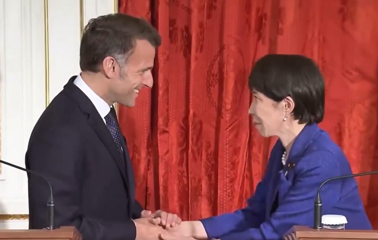 高市早苗把马克龙整不会了。两人握完手之后，马克龙本来做了一个双手合十的敬礼，