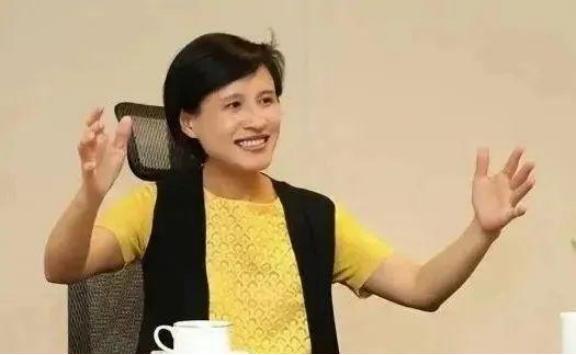 “台湾永远都不会是中国的一部分”，话落，67岁的郑惠中，慢慢走到“文化部长”郑丽