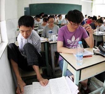 “无臂少年”彭超，6岁失去双臂，用双脚高考，他考了多少分？1995年，彭超出生