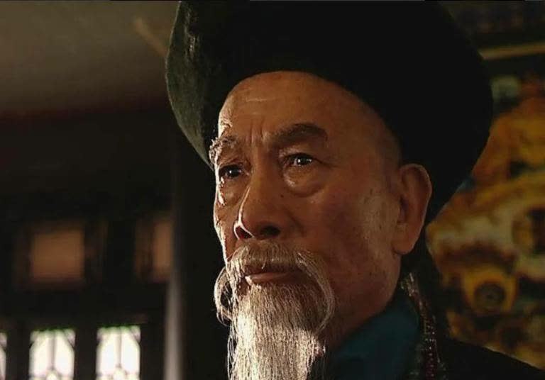 李鸿章的母亲巧儿是个非常勤劳的妇女，但她因为脚大，而被李鸿章嘟囔。巧儿在