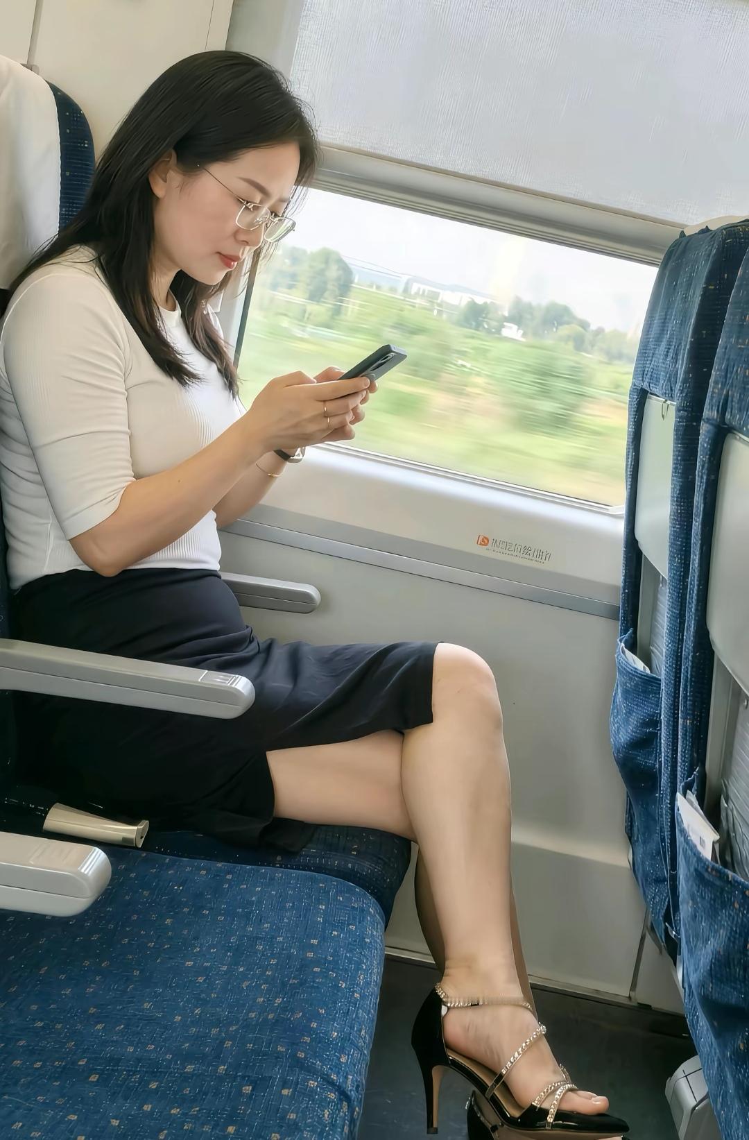 在路上，是常态。一边奔赴工作，一边保持从容，奔波亦是成长。