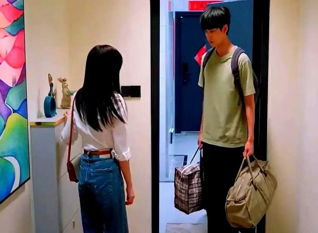 你为角色瘦了10斤，却被一条牛仔裤出卖了所有努力。4K镜头像放大镜，照出腰部勒