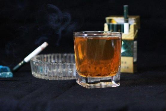 男子戒烟8个月，深夜猝死？医生：戒酒不是原因，或是4件事没做好 那天凌晨两点