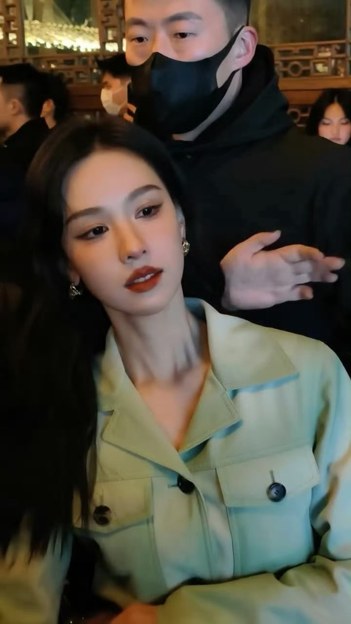 这是浓颜版本的陈都灵我将收回陈都灵不适合大浓妆这句话….