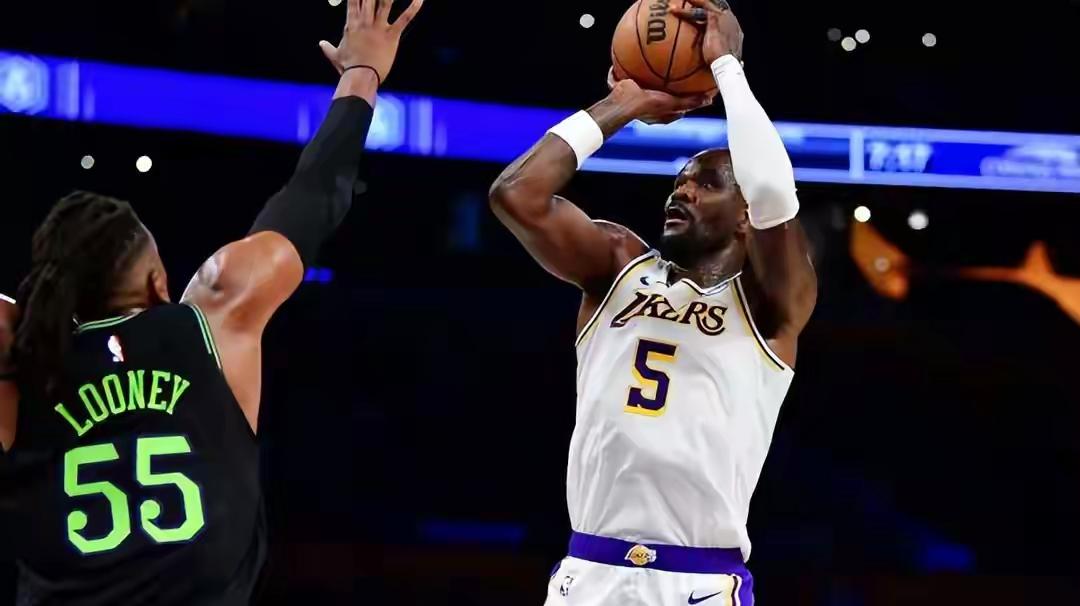 其实湖人休赛期签下艾顿是湖人最成功的引援简直就是花芝麻钱办了西瓜大的事艾顿