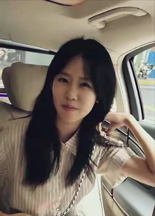 陆毅大女儿贝儿已经16岁，出落亭亭玉立，小姑娘眉宇间稚气未脱，却透着端庄沉稳的气