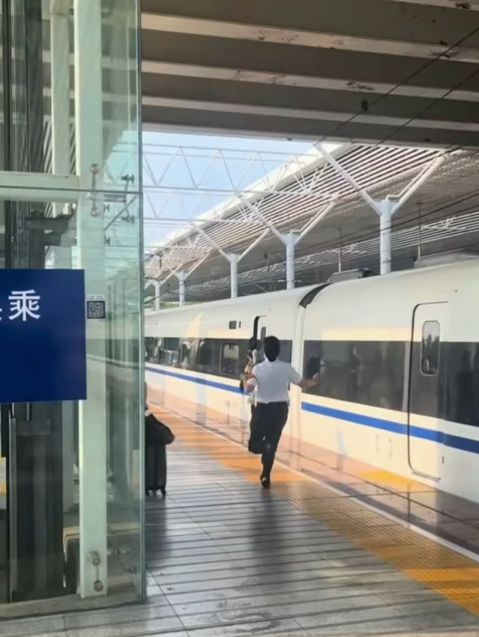 高铁再现堵门情景？5月16号，株洲西站一名女乘客，不知何故，被高铁车门夹