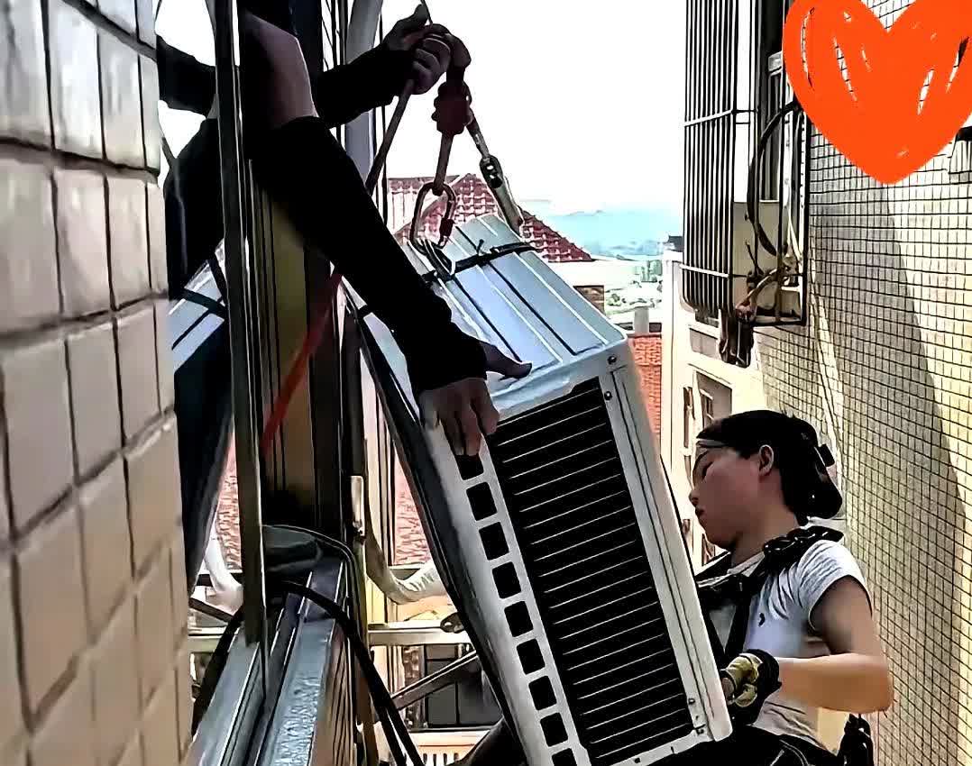 佛山一男子买了新空调，师傅上门安装时发现是对年轻夫妻。谁能想到爬楼顶、钻