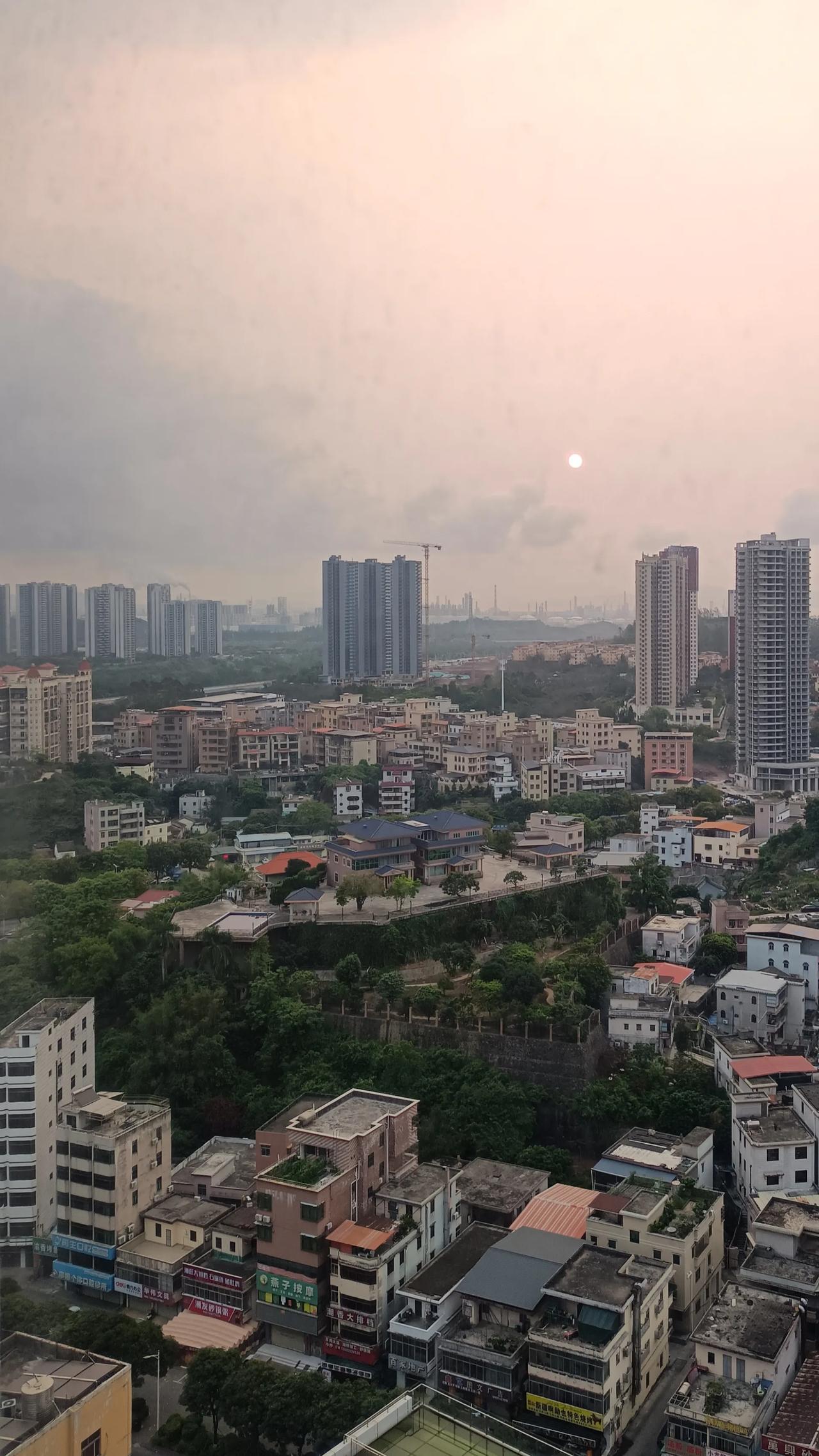 大亚湾的城市天际线，夕阳下的繁华与宁静大亚湾街道惠州城市街景久违的大亚湾生