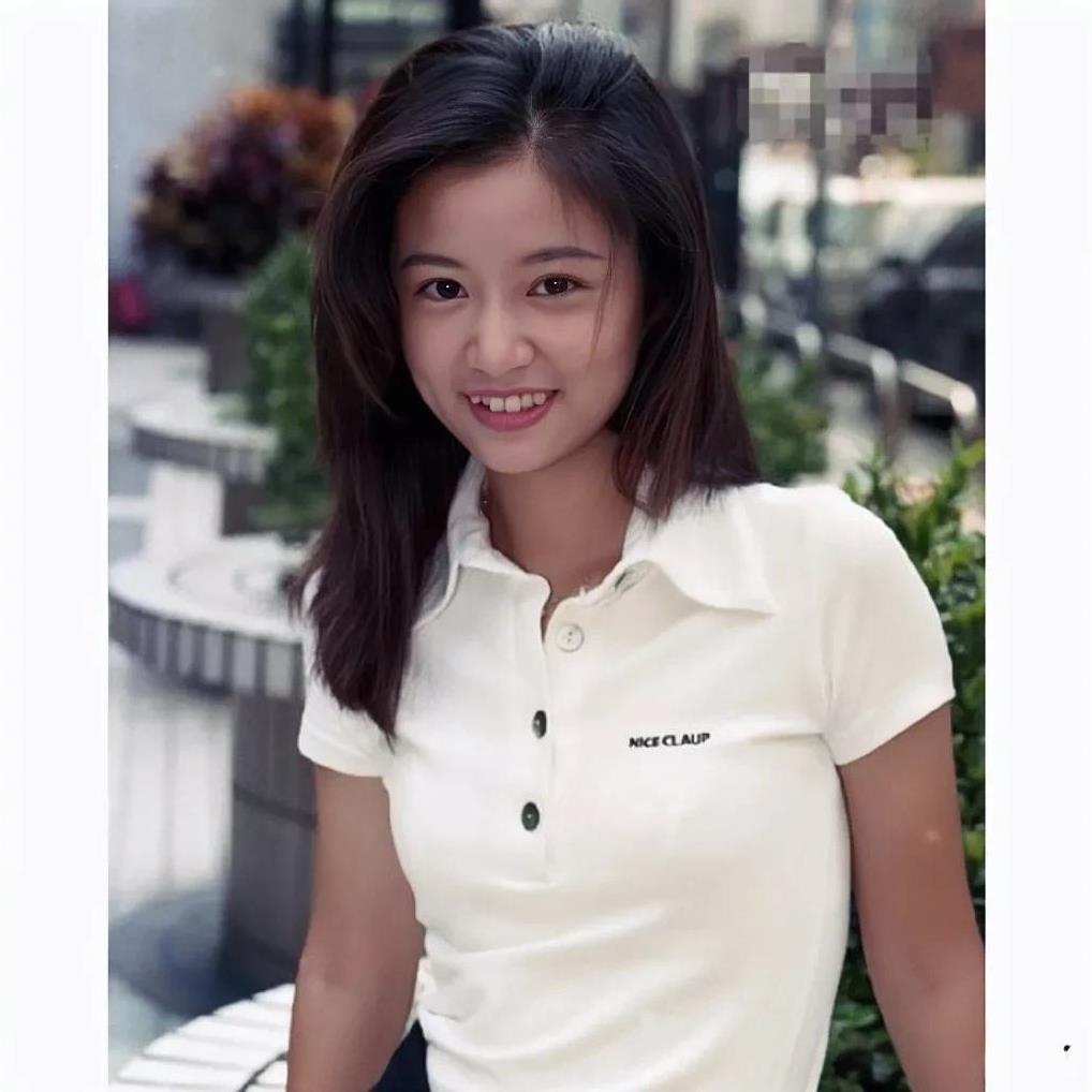 1995年，林心如在花坛边的留影旧照，那时候她十九岁，不愧是“紫薇”本薇，这颜值