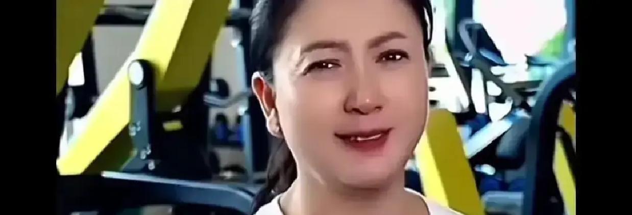 刀刚切下去，评论区先炸了。三天前那场饺子直播，闫学晶的老花眼眯成缝，儿子自然接