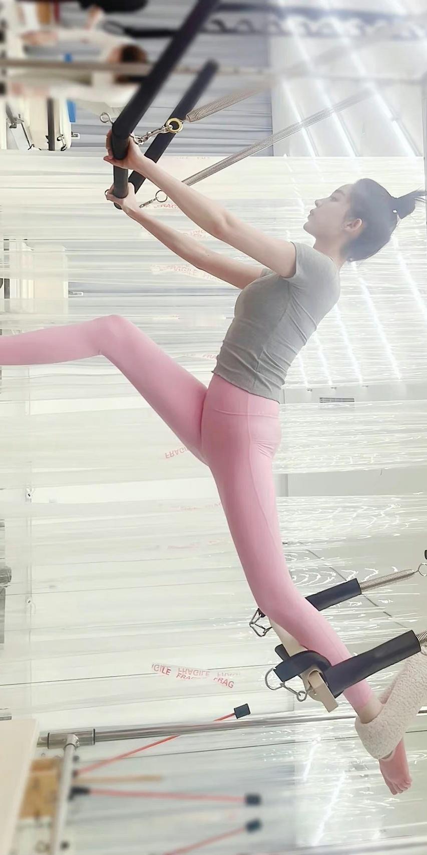 古力娜扎一组瑜伽壁纸。娜扎