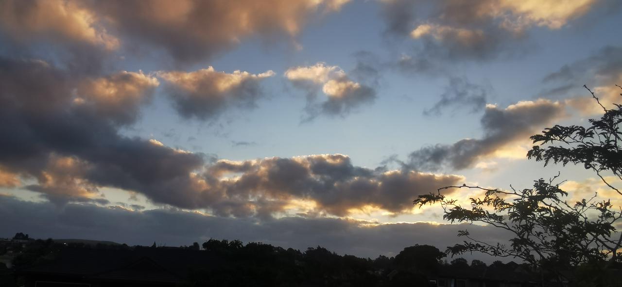 没有太阳的落日霞光。昨天晚上，窗外有些云，遮住了太阳。阳光从云的间隙中